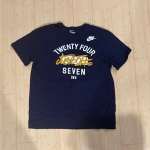 Nike Men's Navy and Gold Graphic Tee